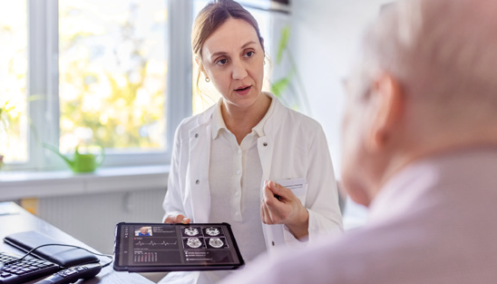 Photo d'illustration : Une médecin explique les résultat d'un bilan médical qui est consultable sur une tablette connectée. Photo d'illustration : Une médecin explique les résultats d'un bilan médical qui est consultable sur une tablette connectée. Parcours de soin. Parcours patient. Parcours santé. Autonomie. Valorisation des donnée. Souveraineté numérique.