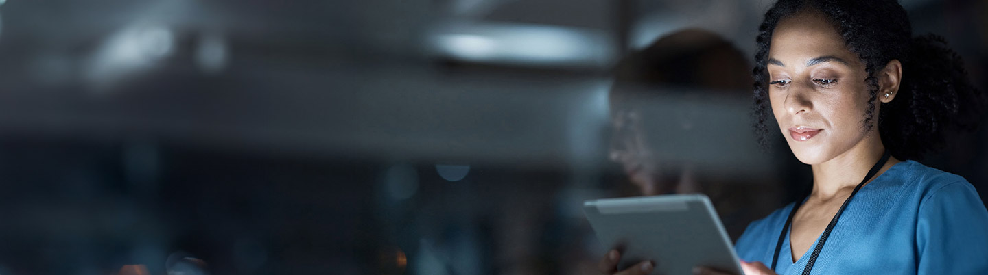 Photo d'illustration : Une femme médecin qui consulte une tablette tactile. Numérique. Personnel médical. Personnel de santé. Numérique. Valorisation des données.