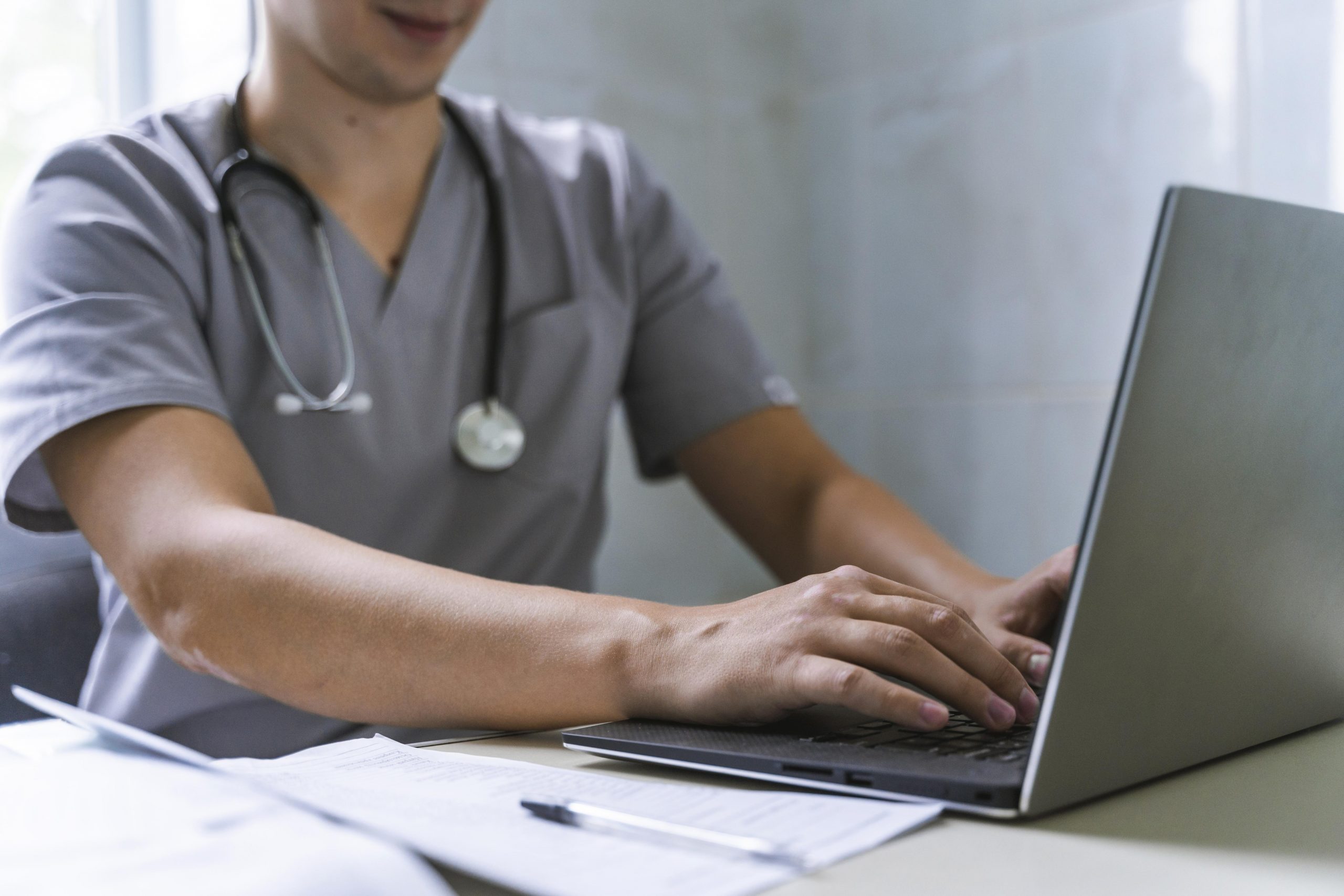 Personnel hospitalier travaillant sur un ordinateur